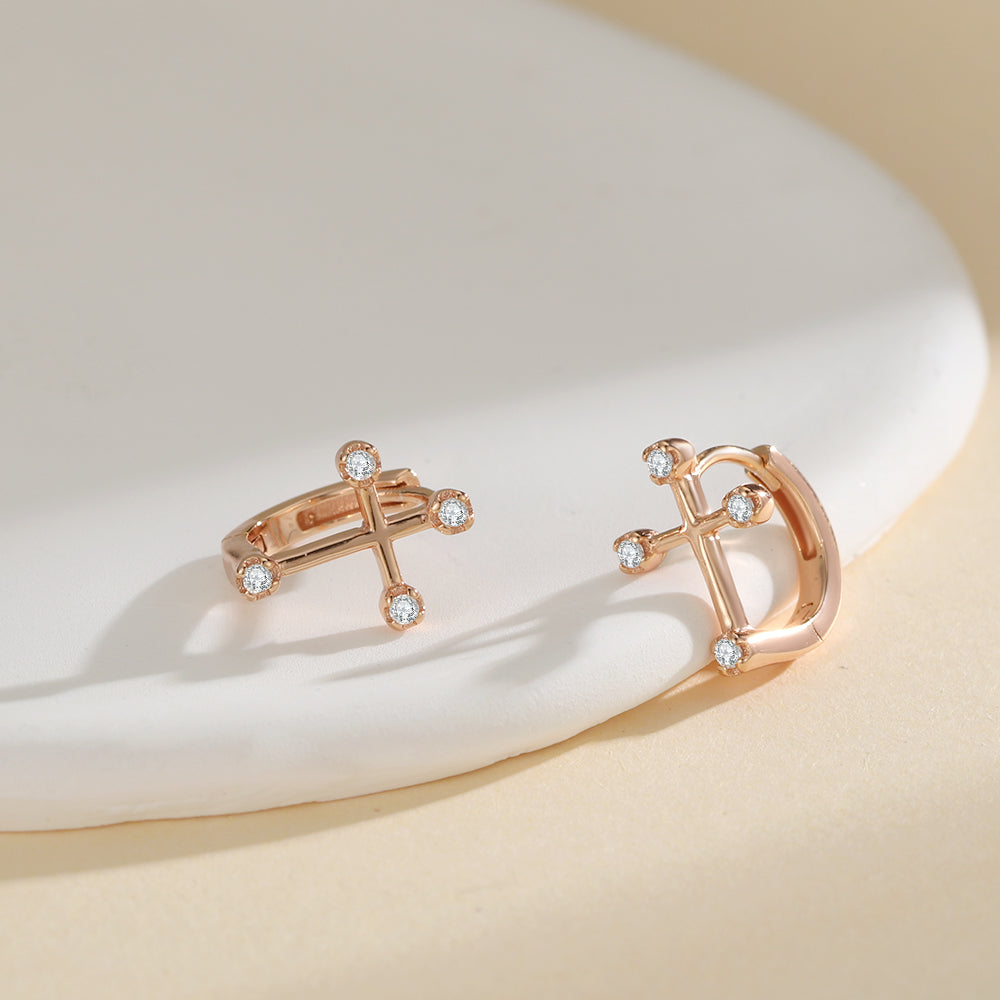 Gift-Ready Shine – Platinum-Plated Moissanite Huggie Earrings