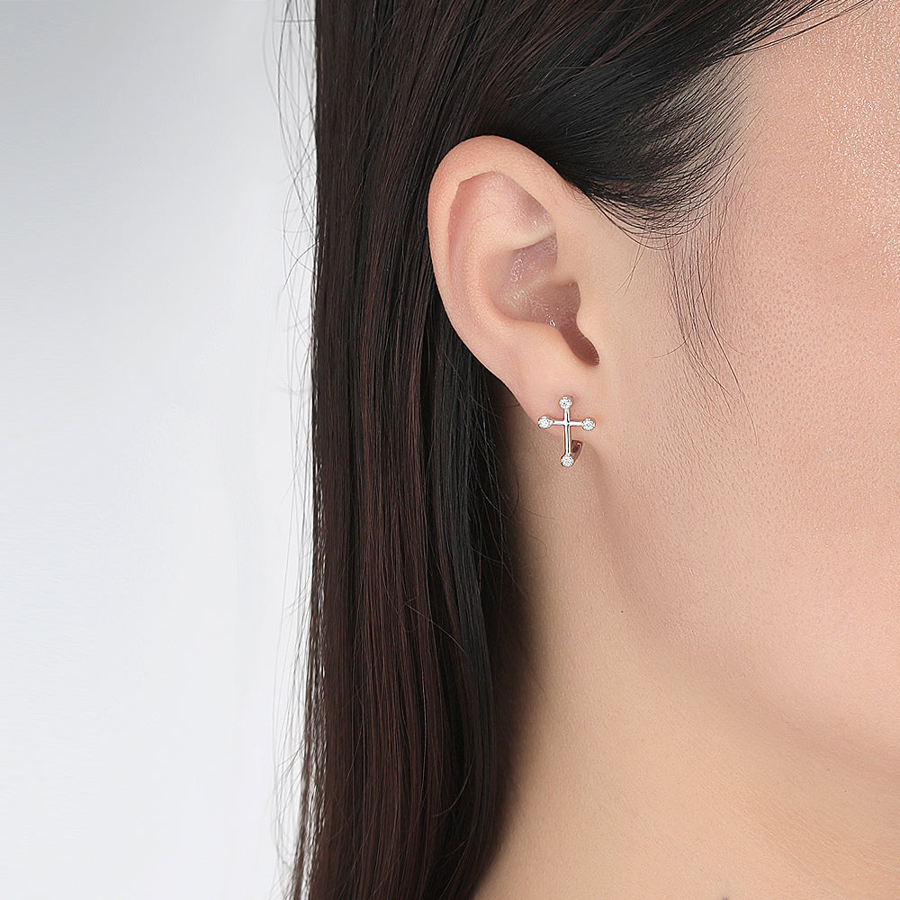 Gift-Ready Shine – Platinum-Plated Moissanite Huggie Earrings
