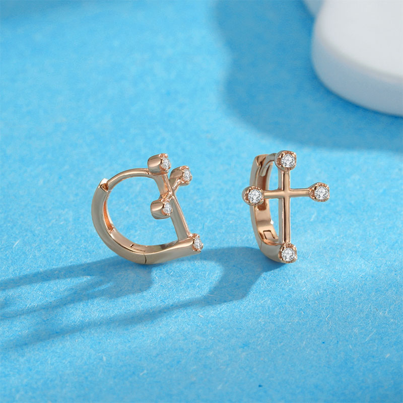 Gift-Ready Shine – Platinum-Plated Moissanite Huggie Earrings